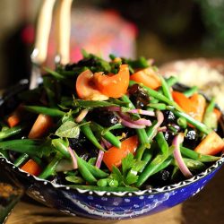 Blanched green beans, tomato, onion and black olives with a pomegranate dressing.